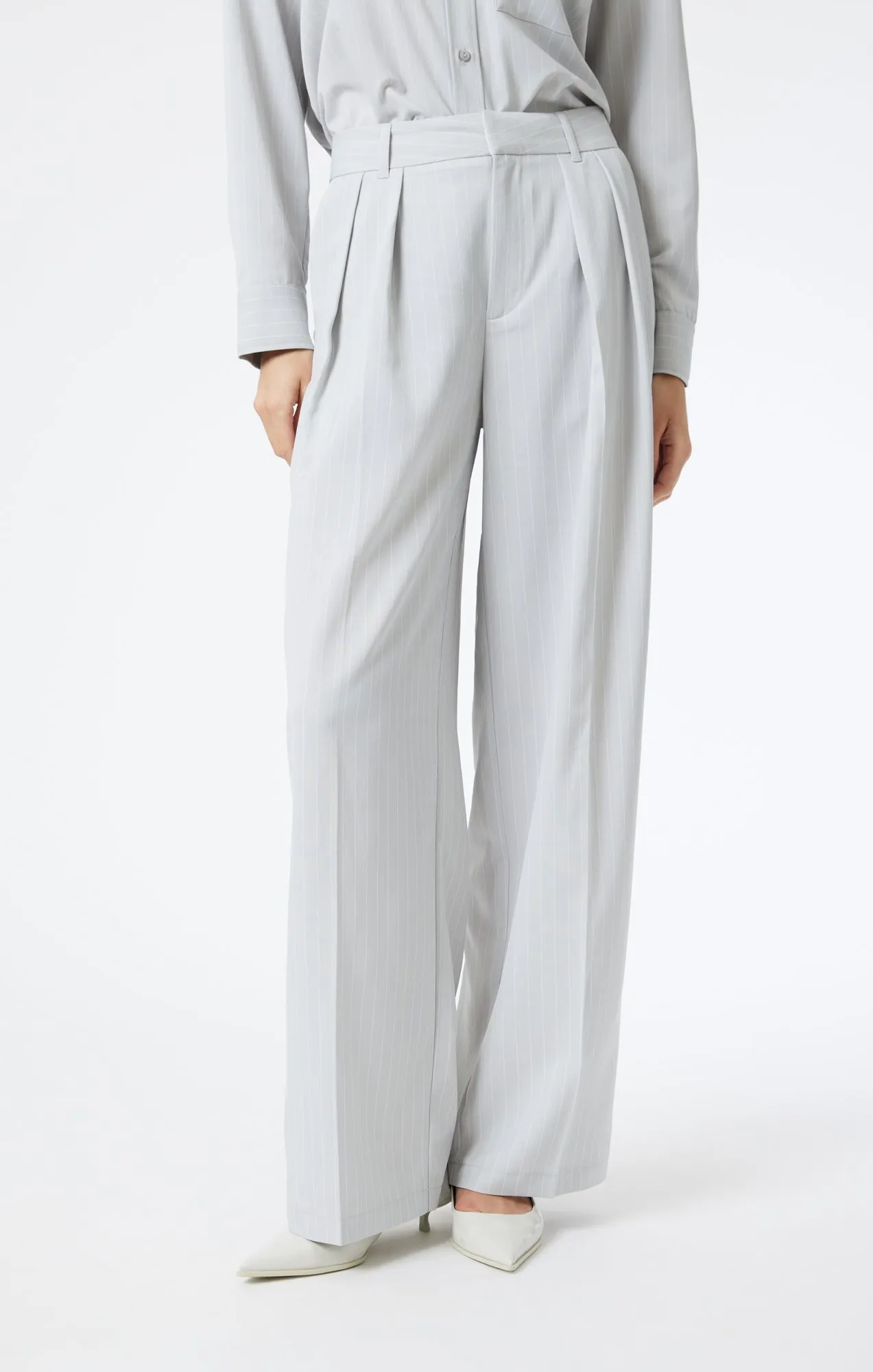 PLEATED WIDE LEG PANTS IN PIN STRIPE